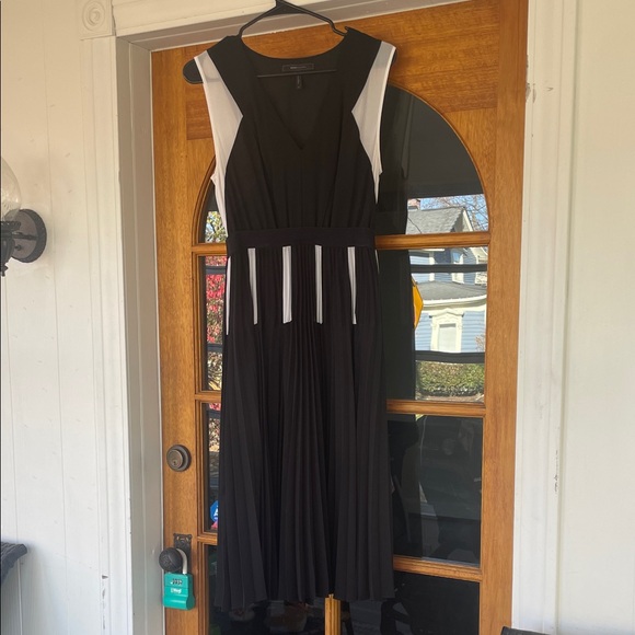 BCBGMaxAzria Dresses & Skirts - Bcbgmaxazria Black and white pleated dress size small